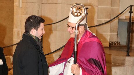 Evrim Ulutas bei der Taufzulassung mit dem Erzbischof. / © Bernhard Raspels (KNA)