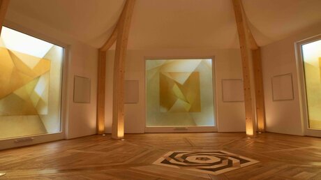 Blick in das Atelier von Helge Burggrabe mit Glaskunst und harmonikaler Architektur  / © Jannick Mayntz (privat)