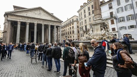 Rom: Touristen stehen in einer Schlange und warten, um das Pantheon zu besuchen / © Fabio Frustaci (dpa)