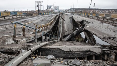 Die durch die Bombardierung zerstörte Brücke auf der Autobahn nahe Butscha. / © Mykhaylo Palinchak/SOPA Images via ZUMA Press Wire (dpa)