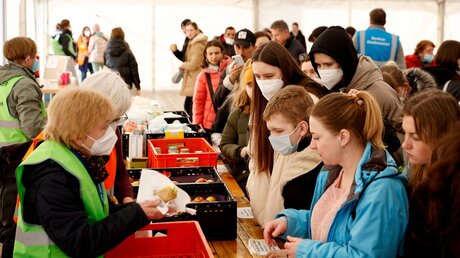 Berlin: Helfer verteilen Lebensmittel an Kriegsflüchtlinge aus der Ukraine / © Carsten Koall (dpa)