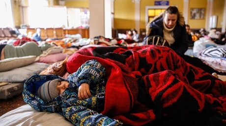 Ukraine, Lwiw: Ukrainische Flüchtlinge schlafen in einer provisorischen Unterkunft am Hauptbahnhof / © Dominika Zarzycka (dpa)