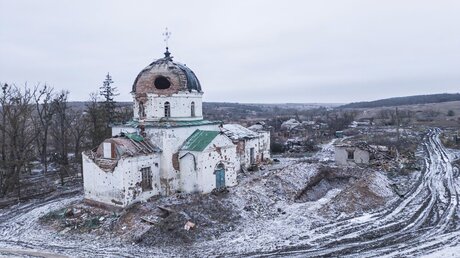 Blick auf eine orthodoxe Kirche in Mala-Komyshevaha, die von den russischen Streitkräften als Militärkrankenhaus genutzt wurde / © Evgeniy Maloletka/AP (dpa)