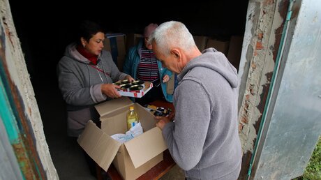 Helfer in der Ukraine verteilen Lebensmittel und andere notwendige Dinge / © Ukrinform (dpa)