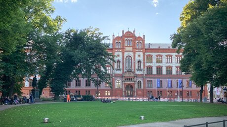 Hauptgebäude der Universität Rostock am 31. August 2022. / © Nicola Trenz (KNA)