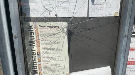 Scheiben und ein Metallgitter wurden am Mittwoch, 31. August 2022, von einem Täter mit einer Metallstange am Bonner Münster zerstört (Katholisches Stadtdekanat Bonn)