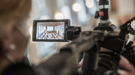 Blick auf das Display einer Videokamera / © Bert Bostelmann (KNA)