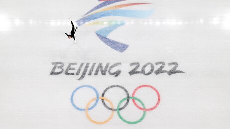 Die Chinesische Athletin Zhu Yi trainiert am 29.01.22 im Pekinger Haupststadt-Hallenstadion. / © Cao Can/Xinhua (dpa)