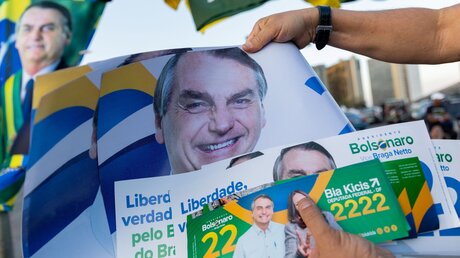 Anhänger vom aktuellen Präsidenten Bolsonaro verteilen Wahlwerbung auf der Straße / © Myke Sena (dpa)