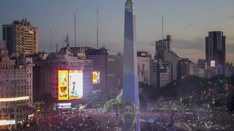 Argentinische Fußballfans feiern am Obelisken der Hauptstadt den WM-Sieg ihrer Mannschaft gegen Frankreich / © Matilde Campodonico (dpa)
