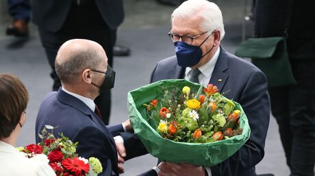 Olaf Scholz gratuliert dem neuen Bundespräsidenten / © Wolfgang Kumm (dpa)