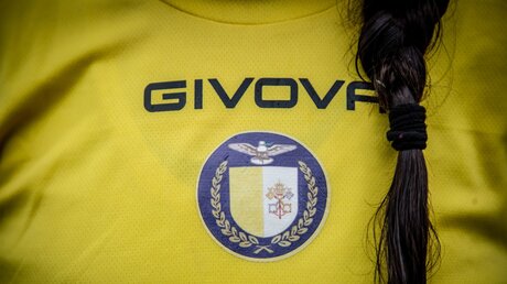 Wappen der vatikanischen Frauen-Fußballmannschaft auf dem Trikot einer Spielerin am 26. Mai 2019 in Rom. / © Stefano Dal Pozzolo/Romano Siciliani (KNA)