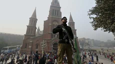 Ein Polizist steht Wache vor der Sacred-Heart-Kathedrale in Lahore in Pakistan. / © K.M. Chaudary (dpa)