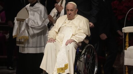 Papst Franziskus an Heiligabend (dpa)