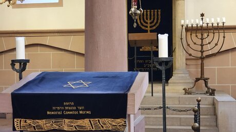 Bima (vorne) und Thoraschrein in der Synagoge in Worms am 10. Februar 2021. Die komplett zerstörte Synagoge wurde nach dem Zweiten Weltkrieg wiederaufgebaut. / © SchUM-Städte e.V. (KNA)