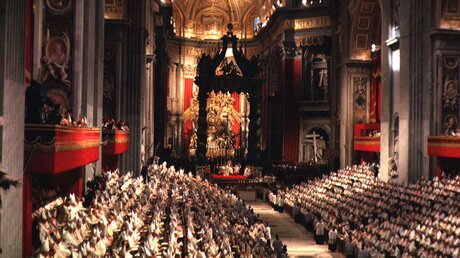 Feierliche Eröffnung des Zweiten Vatikanischen Konzils am 11. Oktober 1962 in der Peterskirche, die als Konzilsaula diente. / © Ernst Herb (KNA)