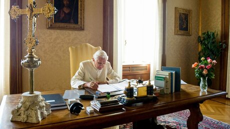 Papst Benedikt XVI. arbeitet an seinem Schreibtisch / © Romano Siciliani (KNA)