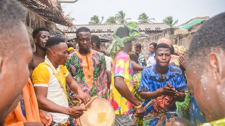 Teilnehmer machen Musik bei einer Trauerfeier in Gbeffa in Benin. / © Katrin Gänsler (KNA)