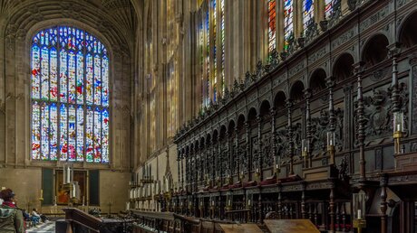 Blick auf das Chorgestühl in der King's College Chapel, Cambridge / © Arijeet Bannerjee (shutterstock)