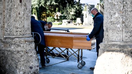 Eine Beerdigung mit einem Sarg-Wagen in der norditalienischen Stadt Bergamo während der Corona-Pandemie / © Claudio Furlan (dpa)