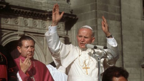 Papst Johannes Paul II. vor der Kathedrale in Mexico City am 26. Januar 1979 bei einer Reise nach Mexiko. / © KNA-Bild (KNA)