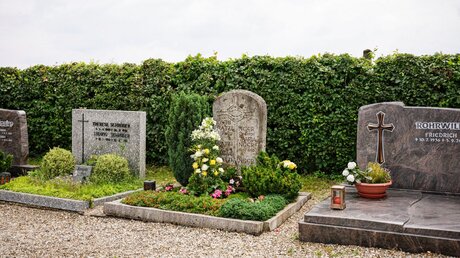 Das Familiengrab der Ratzingers auf dem Friedhof Ziegetsdorf in Regensburg / © Dieter Mayr (KNA)