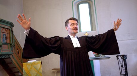 Der Spandauer Pfarrer Viktor Weber erteilt den Segen in der evangelischen Dorfkirche Alt-Staaken in Berlin am 18.08.19. / © Jürgen Blume (epd)