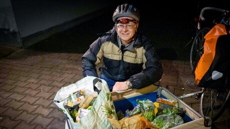 Jesuit Jörg Alt holte Lebensmittel aus Abfall-Containern von Supermärkten / © Valeska Rehm (epd)