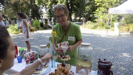 Pfarrerin Bettina Böhmer-Lamey beim mobilen Kaffeeprojekt "Plaudertässchen" des Protestantischen Friedhofs Augsburg. / © Annette Zoepf (epd)