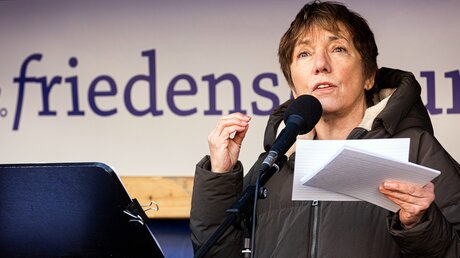Margot Käßmann während einer Kundgebung des Friedensforums Bonn  / © Meike Boeschemeyer (epd)