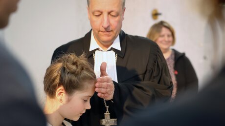 Bischof Stäblein segnet eine Taufbewerberin / © Hans Scherhaufer (epd)