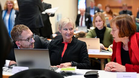 Bischöfin Kerstin Fehrs und die EKD-Ratsvorsitzende Annette Kurschus auf der EKD-Synode in Ulm / © Heike Lyding (epd)
