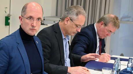 Präses Thorsten Latzel unterzeichnet die gemeinsame Erklärung / © Uwe Möller (epd)