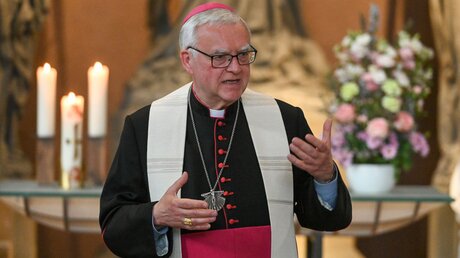 Erzbischof Heiner Koch spricht bei einer Segensfeier für Schwangere, Frauen und Eltern, die ein Kind erwarten. / © Harald Oppitz (KNA)