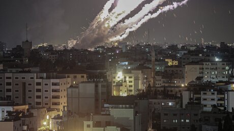 Raketen werden aus Gaza abgefeuert / © Mohammed Talatene (dpa)