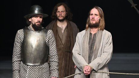 Der Darsteller des Jesus, Frederik Mayet (rechts) steht bei der Fotoprobe zu den 42. Oberammergauer Passionsspielen auf der Bühne / © Angelika Warmuth (dpa)