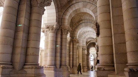 Säulen in der Krypta der Almudena-Kathedrale in Madrid (Spanien) / © Andreas Drouve (KNA)
