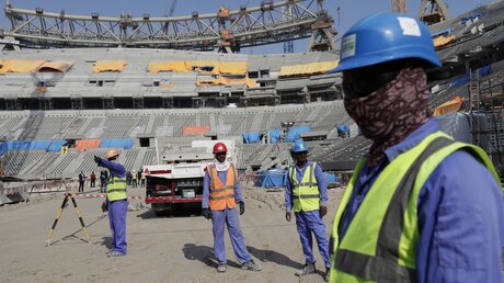 Arbeiter in einem WM-Stadion in Katar / © Hassan Ammar/AP (dpa)