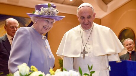 Papst Franziskus und Queen Elisabeth II. (2014) / © Romano Siciliani (KNA)