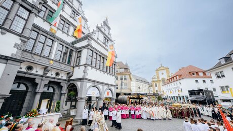Am Paderborner Rathaus spendete Weihbischof Dr. Dominicus Meier OSB den sakramentalen Segen. In der Sakraments- und Reliquien-Prozession wurde der Schrein des heiligen Liborius durch die Straßen von Paderborn getragen. (Erzbistum Paderborn)