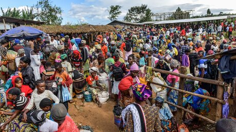 Viele Menschen auf einem Markt in Kankinda im Kongo (Archivbild) / © Harald Oppitz (KNA)