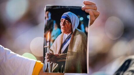 Bild der Heiligen Mutter Teresa in den Händen einer Gläubigen / © AM113 (shutterstock)