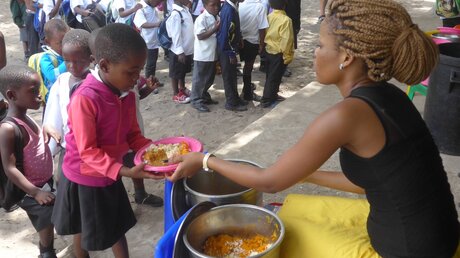 Essensausgabe in südafrikanischer Schule / © anela.k (shutterstock)