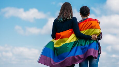 Homosexuelles Paar mit Regenbogenfahne / © Angyalosi Beata (shutterstock)