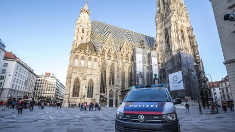 Polizeiwagen vor dem Wiener Stephansdom (shutterstock)
