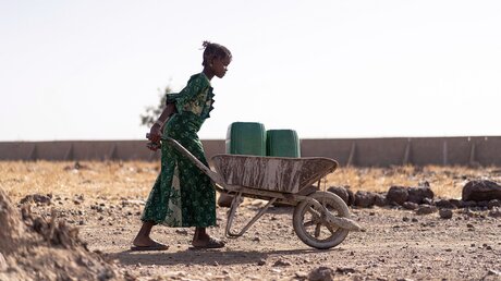 Ein Mädchen in Afrika auf der Suche nach Trinkwasser / © Riccardo Mayer (shutterstock)