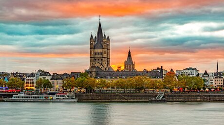Sonnenuntergang vor Groß Sankt Martin in Köln / © Kadagan (shutterstock)