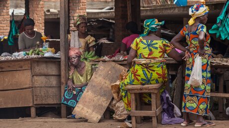 Marktstand mit Bananen in der Zentralafrikanischen Republik / © Katja Tsvetkova (shutterstock)