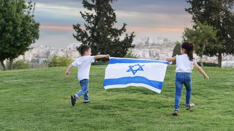 Kinder mit israelischer Flagge (shutterstock)