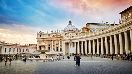Menschen auf dem Petersplatz im Vatikan / © nomadFra (shutterstock)